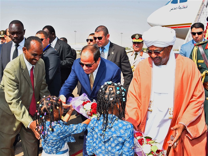 بالصور.. الرئيس يصل الى الخرطوم ويلتقى مع رؤساء السودان وتشاد وأوغندا بالصور.. الرئيس يصل الى الخرطوم ويلتقى مع رؤساء السودان وتشاد وأوغندا