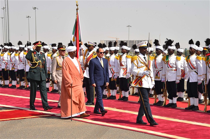 بالصور.. الرئيس يصل الى الخرطوم ويلتقى مع رؤساء السودان وتشاد وأوغندا بالصور.. الرئيس يصل الى الخرطوم ويلتقى مع رؤساء السودان وتشاد وأوغندا