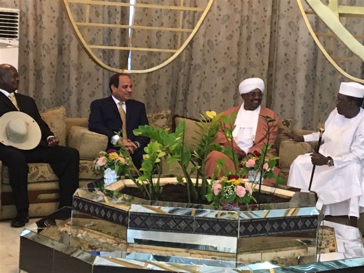 بالصور.. الرئيس يصل الى الخرطوم ويلتقى مع رؤساء السودان وتشاد وأوغندا بالصور.. الرئيس يصل الى الخرطوم ويلتقى مع رؤساء السودان وتشاد وأوغندا