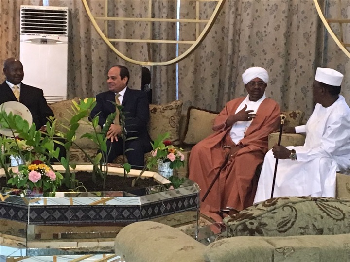 بالصور.. الرئيس يصل الى الخرطوم ويلتقى مع رؤساء السودان وتشاد وأوغندا بالصور.. الرئيس يصل الى الخرطوم ويلتقى مع رؤساء السودان وتشاد وأوغندا