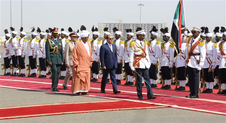 بالصور.. الرئيس يصل الى الخرطوم ويلتقى مع رؤساء السودان وتشاد وأوغندا بالصور.. الرئيس يصل الى الخرطوم ويلتقى مع رؤساء السودان وتشاد وأوغندا