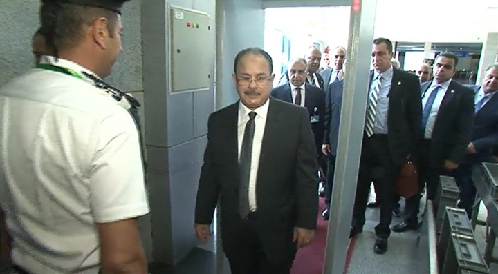 بالصور.. وزير الداخلية يخضع لإجراءات التفتيش أثناء تفقده الإجراءات الأمنية بمطار شرم الشيخ الدولى