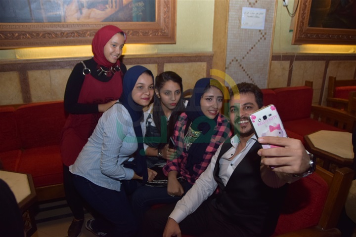 جمهور "محمد رشاد" يفاجئه في عيد ميلاده بالأسكندرية
