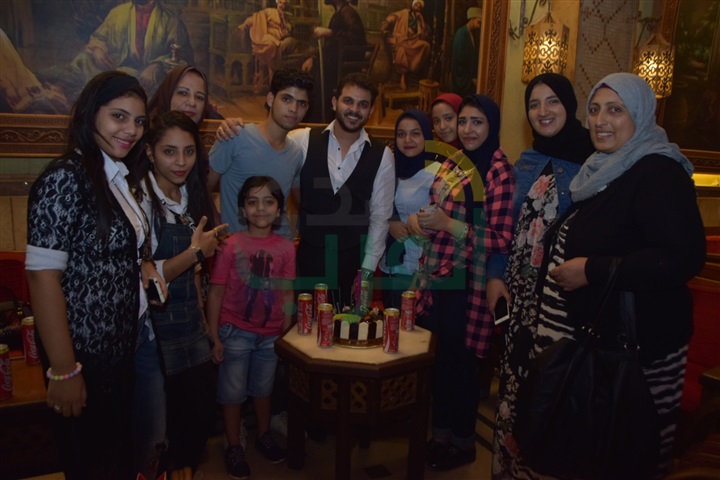 جمهور "محمد رشاد" يفاجئه في عيد ميلاده بالأسكندرية