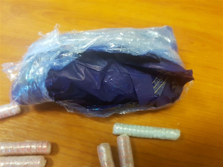 بالصور.. ضبط ثلاثة أشخاص بحوزتهم مواد مخدرة ومبالغ مالية بمطار القاهرة