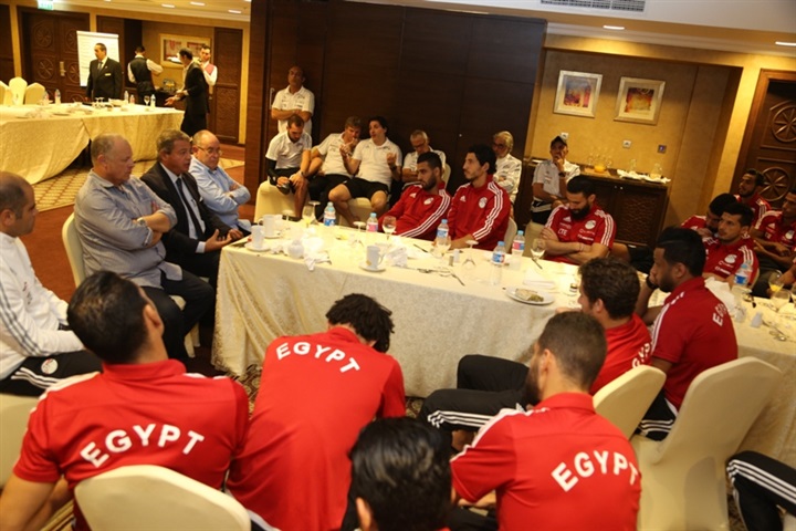 بالصور.. اقرأ رسالة وزير الشباب والرياضة للمنتخب أثناء زيارته لهم بالصور.. اقرأ رسالة وزير الشباب والرياضة للمنتخب أثناء زيارته لهم