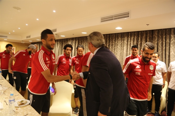 بالصور.. اقرأ رسالة وزير الشباب والرياضة للمنتخب أثناء زيارته لهم بالصور.. اقرأ رسالة وزير الشباب والرياضة للمنتخب أثناء زيارته لهم