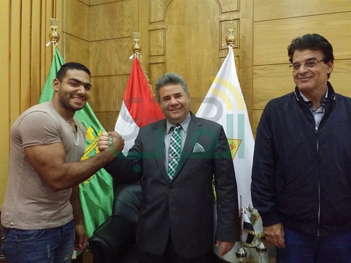 رئيس جامعة بنها يكرم الطالب الفائز على منافسه الإسرائيلى