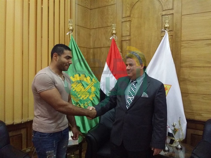رئيس جامعة بنها يكرم الطالب الفائز على منافسه الإسرائيلى