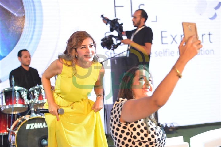 بالصور .. جنات تفتتح أولى فقرات حفل إطلاق موبايل oppo الجديد بحضور نجوم الفن و الرياضة بالصور .. جنات تفتتح أولى فقرات حفل إطلاق موبايل oppo الجديد بحضور نجوم الفن و الرياضة