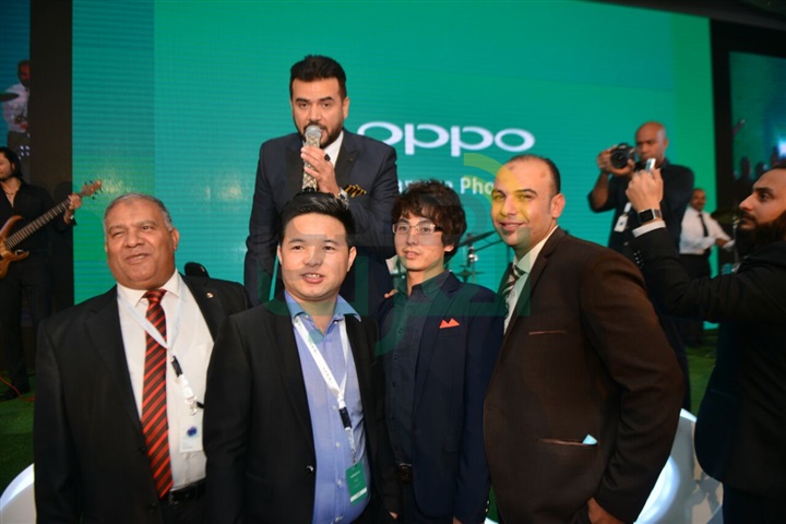 بالصور.. ساموزين يشعل آخر فقرات حفل إطلاق موبايل "oppo" الجديد