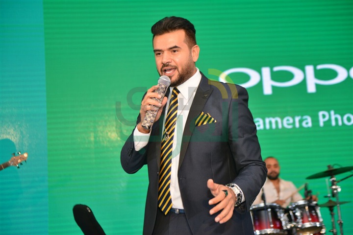 بالصور.. ساموزين يشعل آخر فقرات حفل إطلاق موبايل "oppo" الجديد