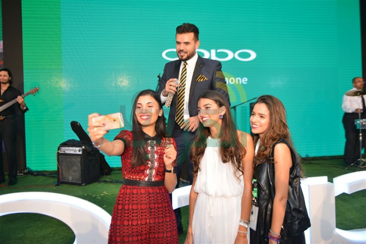 بالصور.. ساموزين يشعل آخر فقرات حفل إطلاق موبايل "oppo" الجديد