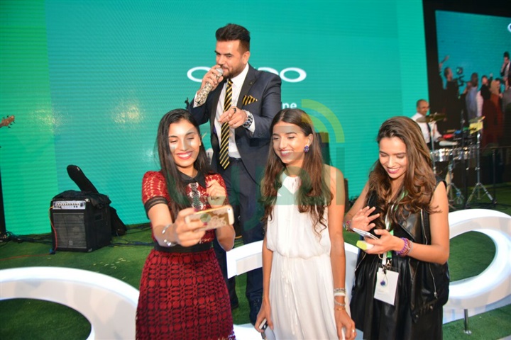 بالصور.. ساموزين يشعل آخر فقرات حفل إطلاق موبايل "oppo" الجديد