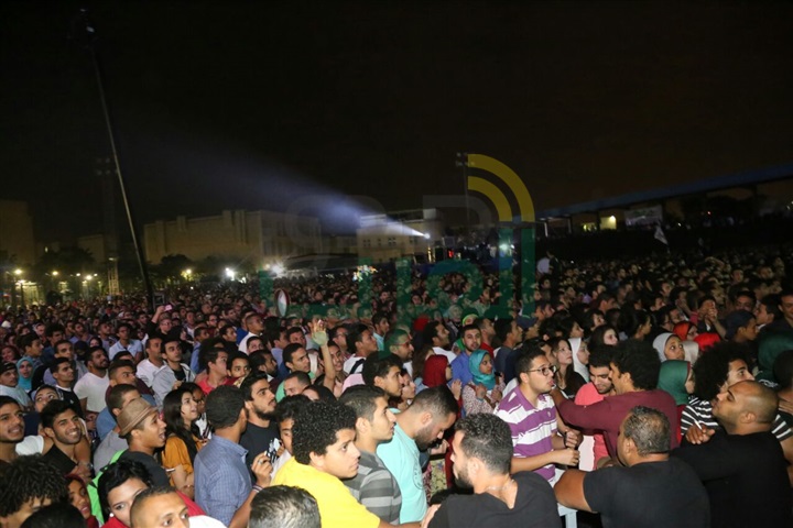 بالصور.. الجمهور في إنتظار الكينج منير بحفل جامعة مصر