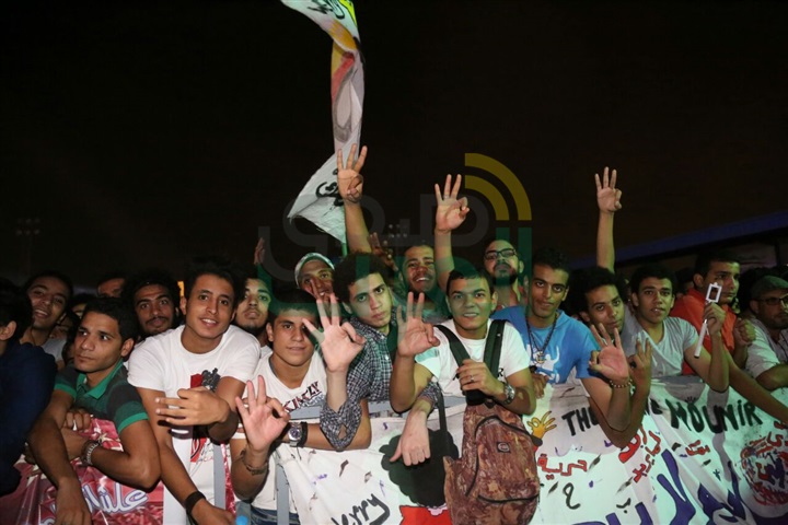 بالصور.. الجمهور في إنتظار الكينج منير بحفل جامعة مصر