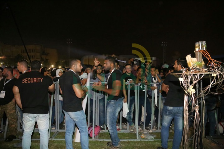 بالصور.. الجمهور في إنتظار الكينج منير بحفل جامعة مصر