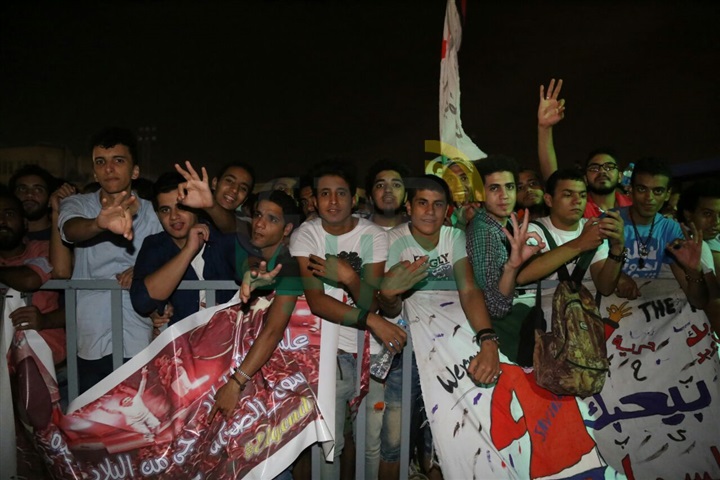 بالصور.. الجمهور في إنتظار الكينج منير بحفل جامعة مصر