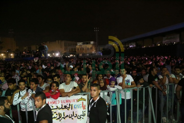 بالصور.. الجمهور في إنتظار الكينج منير بحفل جامعة مصر