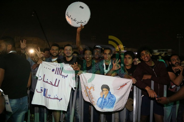 بالصور.. الجمهور في إنتظار الكينج منير بحفل جامعة مصر