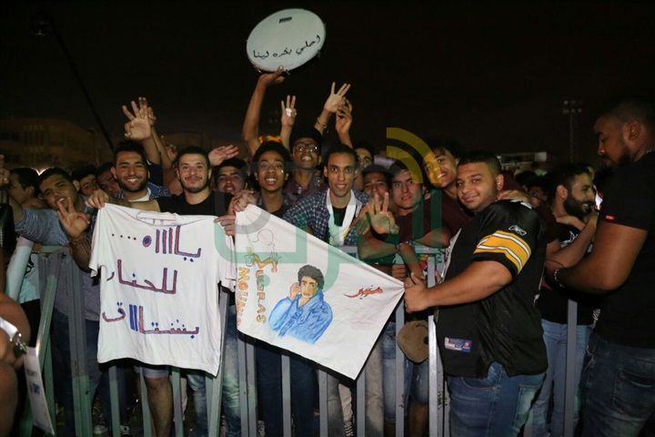 بالصور.. الجمهور في إنتظار الكينج منير بحفل جامعة مصر