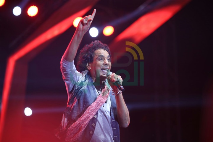بالصور.. منير يشعل حفل جامعة مصر وسط تفاعل جماهيري كبير بالصور.. منير يشعل حفل جامعة مصر وسط تفاعل جماهيري كبير