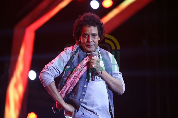 بالصور.. منير يشعل حفل جامعة مصر وسط تفاعل جماهيري كبير بالصور.. منير يشعل حفل جامعة مصر وسط تفاعل جماهيري كبير