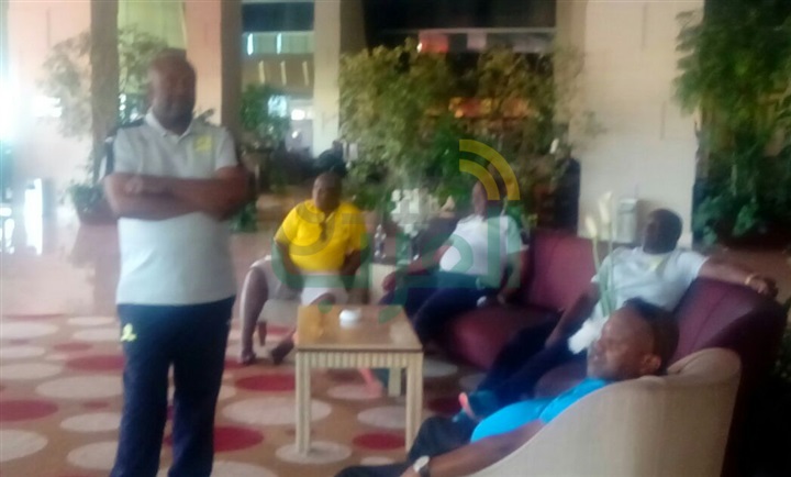 بالصور.. وزير الرياضة الجنوب أفريقي يؤازر صن دوانز أمام الزمالك