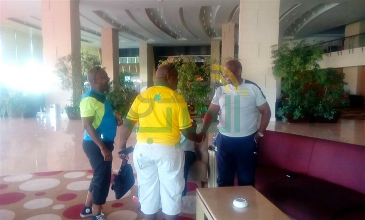 بالصور.. وزير الرياضة الجنوب أفريقي يؤازر صن دوانز أمام الزمالك