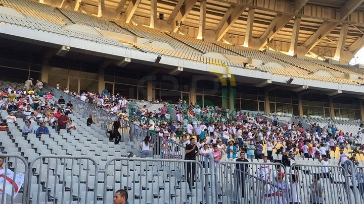 بالصور.. جماهير الزمالك تغزو ستاد برج العرب 