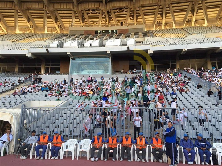 بالصور.. جماهير الزمالك تغزو ستاد برج العرب 