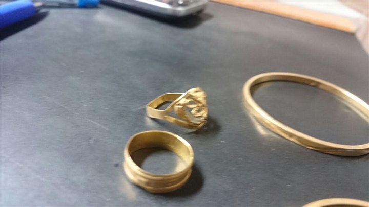 يقتل زوجته لسرقة ذهبها