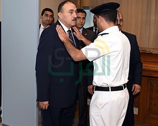 بالصور.. رئيس الوزراء وشخصيات عامة يخضعون للتفتيش الذاتي بشرم الشيخ