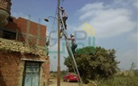 بالصور.. صيانة وإنارة أعمدة الكهرباء بـ
