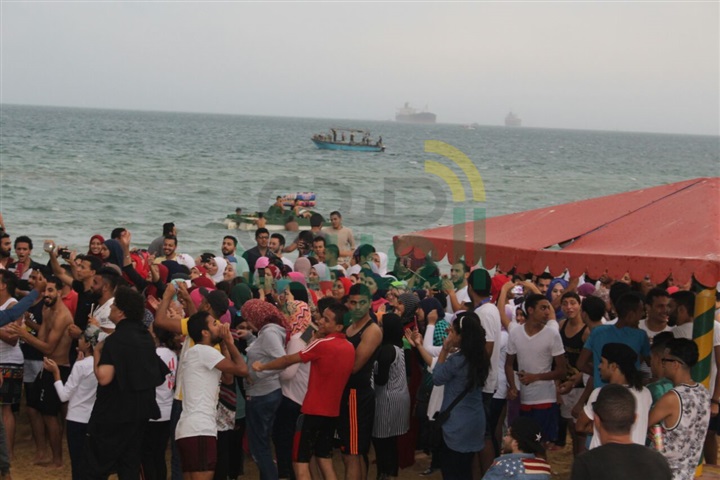 بالصور..طلاب جامعة القاهرة فى حفل غنائى على شواطئ "السخنة" بالصور..طلاب جامعة القاهرة فى حفل غنائى على شواطئ "السخنة"