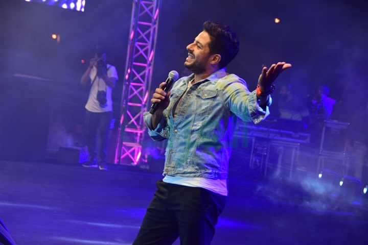 بالصور.. محمد حماقي يشعل حفل الجامعة الأمريكية