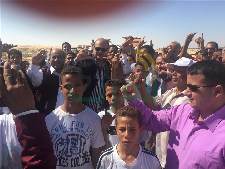 محافظ مطروح بصحبة أطفال وشباب سيوة يعلنون تأييدهم للرئيس