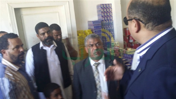 بالصور... جولة محافظ ووكيل تموين مطروح  لاحد منافذ بيع السلع  