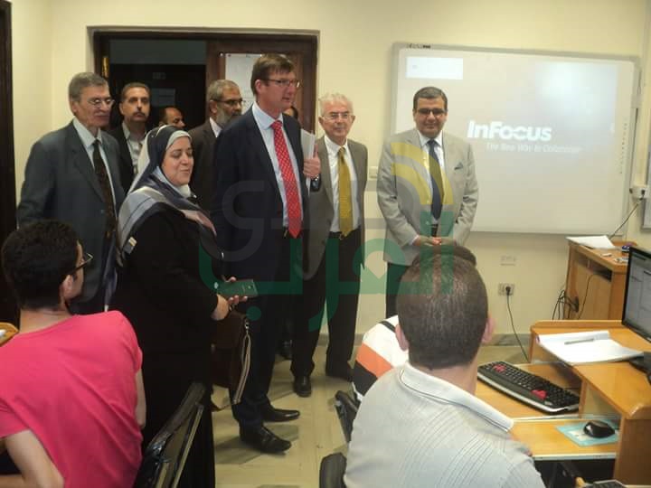 نائب رئيس جامعة  انجليزيه يزور كلية الحاسبات  ببنها
