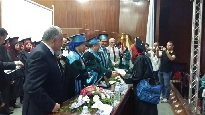 رئيس جامعة بنها يكرم أوائل خريجي كلية الآداب