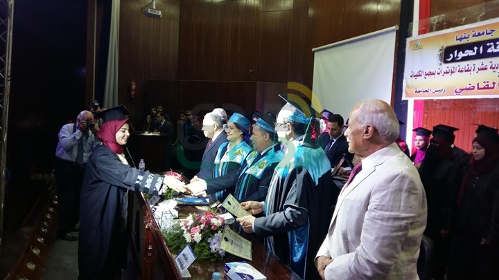 رئيس جامعة بنها يكرم أوائل خريجي كلية الآداب