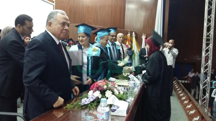 رئيس جامعة بنها يكرم أوائل خريجي كلية الآداب