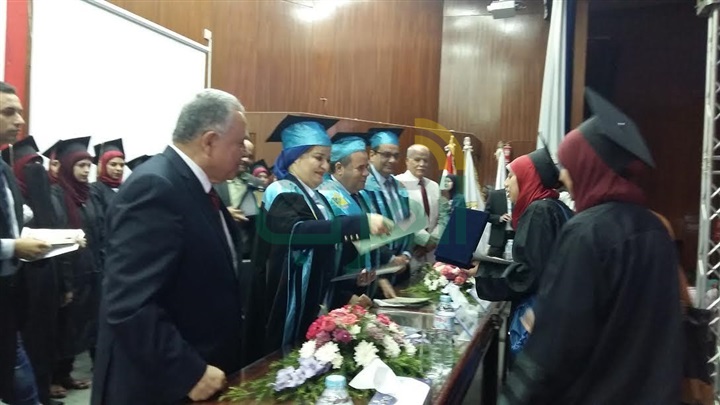 رئيس جامعة بنها يكرم أوائل خريجي كلية الآداب