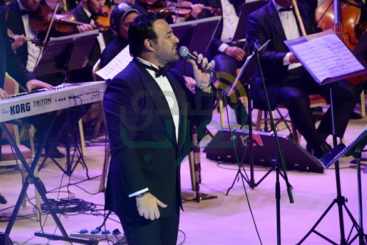بالصور.. عاصي الحلاني يبدأ الحفل على أنغام كبيرة يا مصر