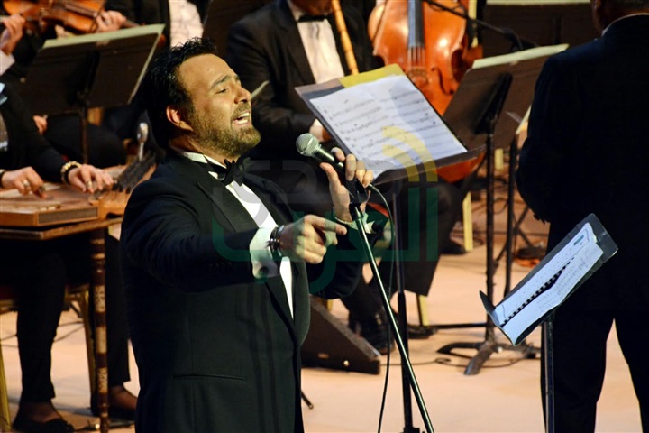 بالصور.. عاصي الحلاني يبدأ الحفل على أنغام كبيرة يا مصر
