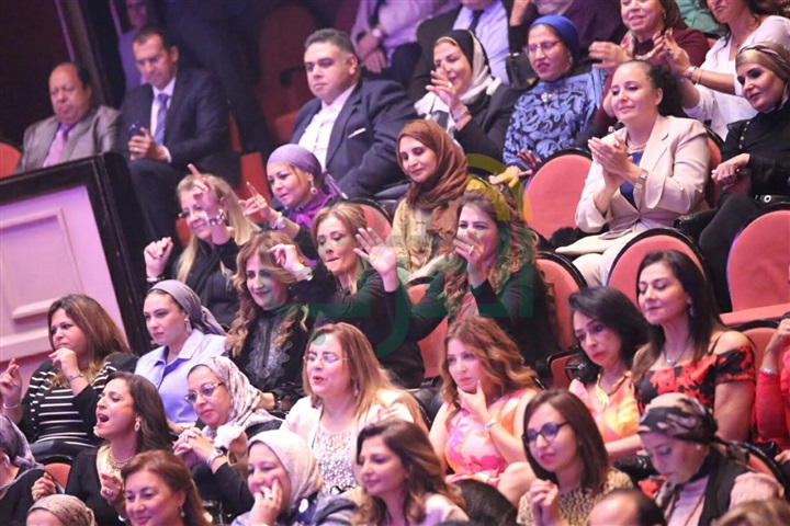 بالصور.. عاصي الحلاني يبدأ الحفل على أنغام كبيرة يا مصر