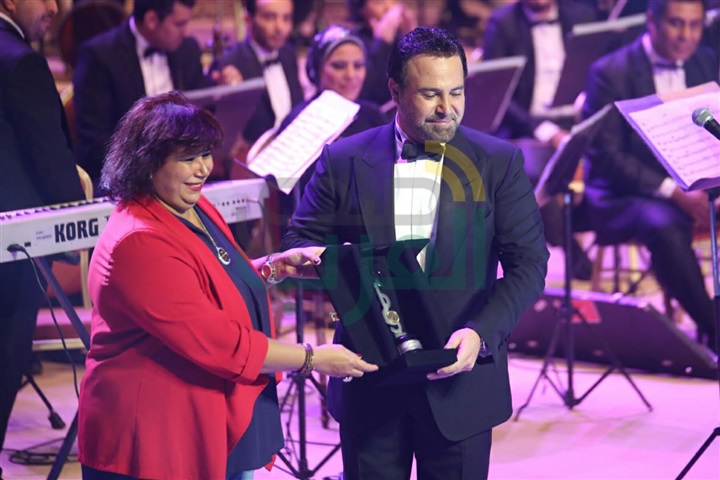 بالصور.. عاصي الحلاني يبدأ الحفل على أنغام كبيرة يا مصر