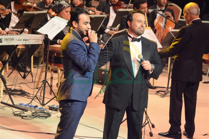 بالصور.. عاصي الحلاني يبدأ الحفل على أنغام كبيرة يا مصر