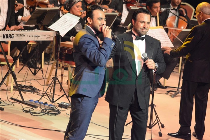 بالصور.. عاصي الحلاني يبدأ الحفل على أنغام كبيرة يا مصر