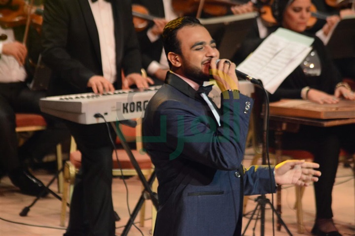 بالصور.. عاصي الحلاني يبدأ الحفل على أنغام كبيرة يا مصر